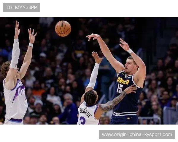 掘金高位策应流畅，约基奇转身勾手破网——NBA赛场的艺术与进攻哲学